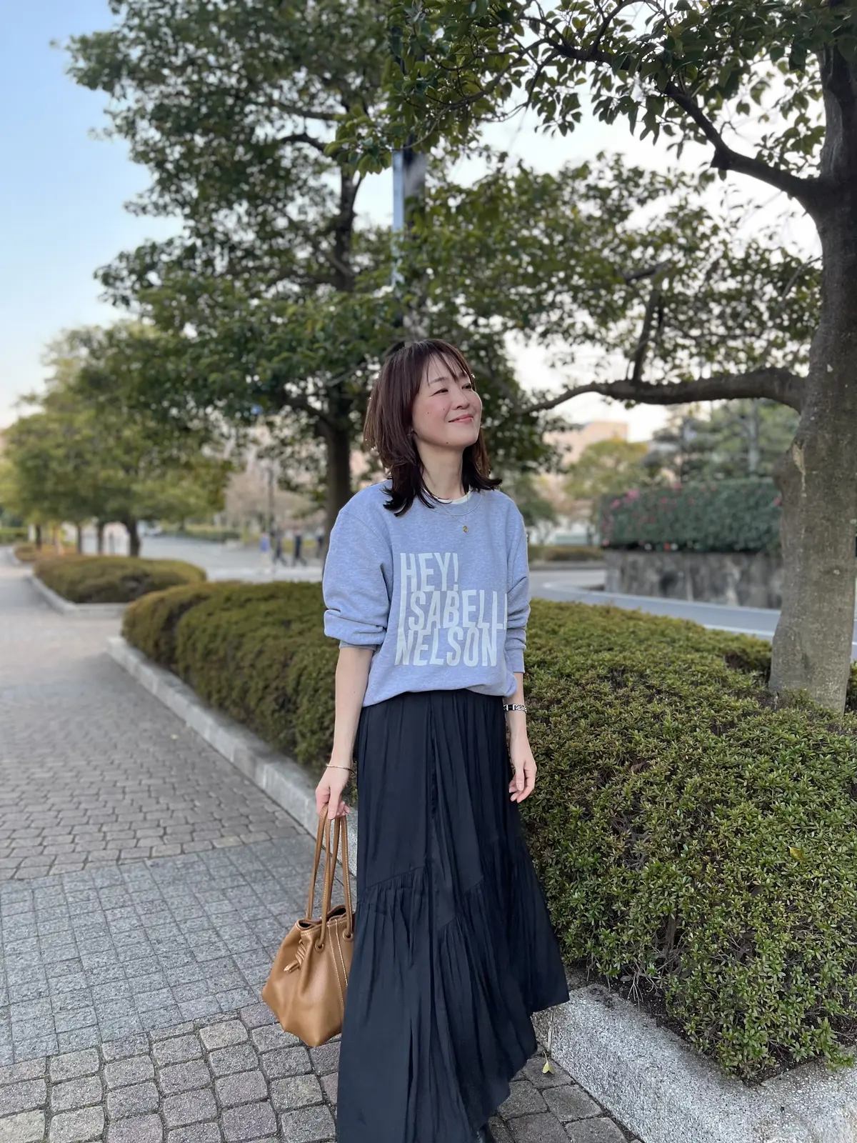 グレーのロゴトレーナーで春コーデの画像_2