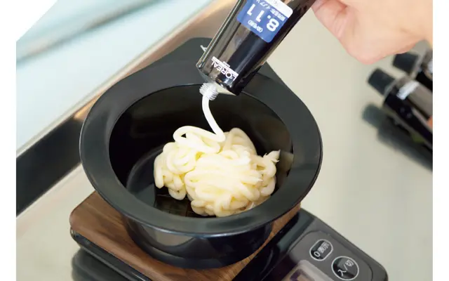 みを補整するためにアッシュの色みをMIXし、ツヤと落ち着きのある発色に調整。