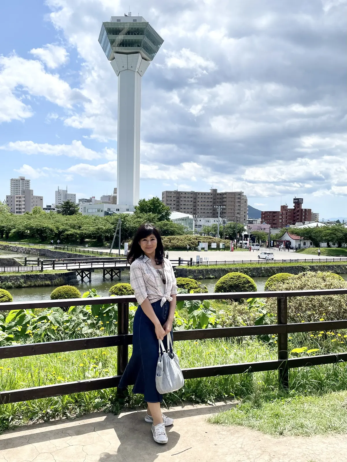 北海道、函館、五稜郭、五稜郭タワー、セミロング、デニム、スカート、デニムスカート、スニーカー、MICHAEL CORS、マイケルコース、マーメイドスカート、サングラス、Oliver People、オリバーピープル、チェック、ピンクチェック、シャツ、チェックシャツ、ピンクチェックシャツ、チェック柄、ELLE、エル、緑、自然、公園、ミッシェルクラン、バッグ、シルバー、編み込み、