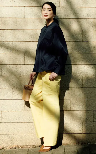 イエローのしゃれ見えカラーパンツ