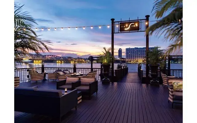 桟橋から眺める川沿いのサンセットは絶景