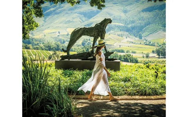 「ドゥレア グラフ エステート」ではアフリカらしいオブジェがゲストを迎える