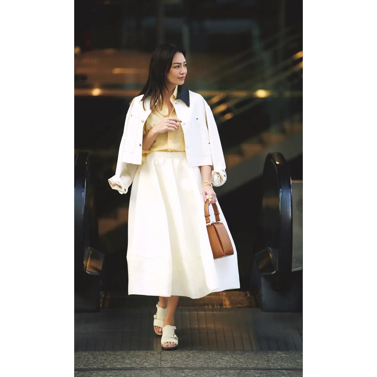 白デニムジャケットとイエローシャツに白フレアースカートを合わせたコーディネート　モデル・RINA