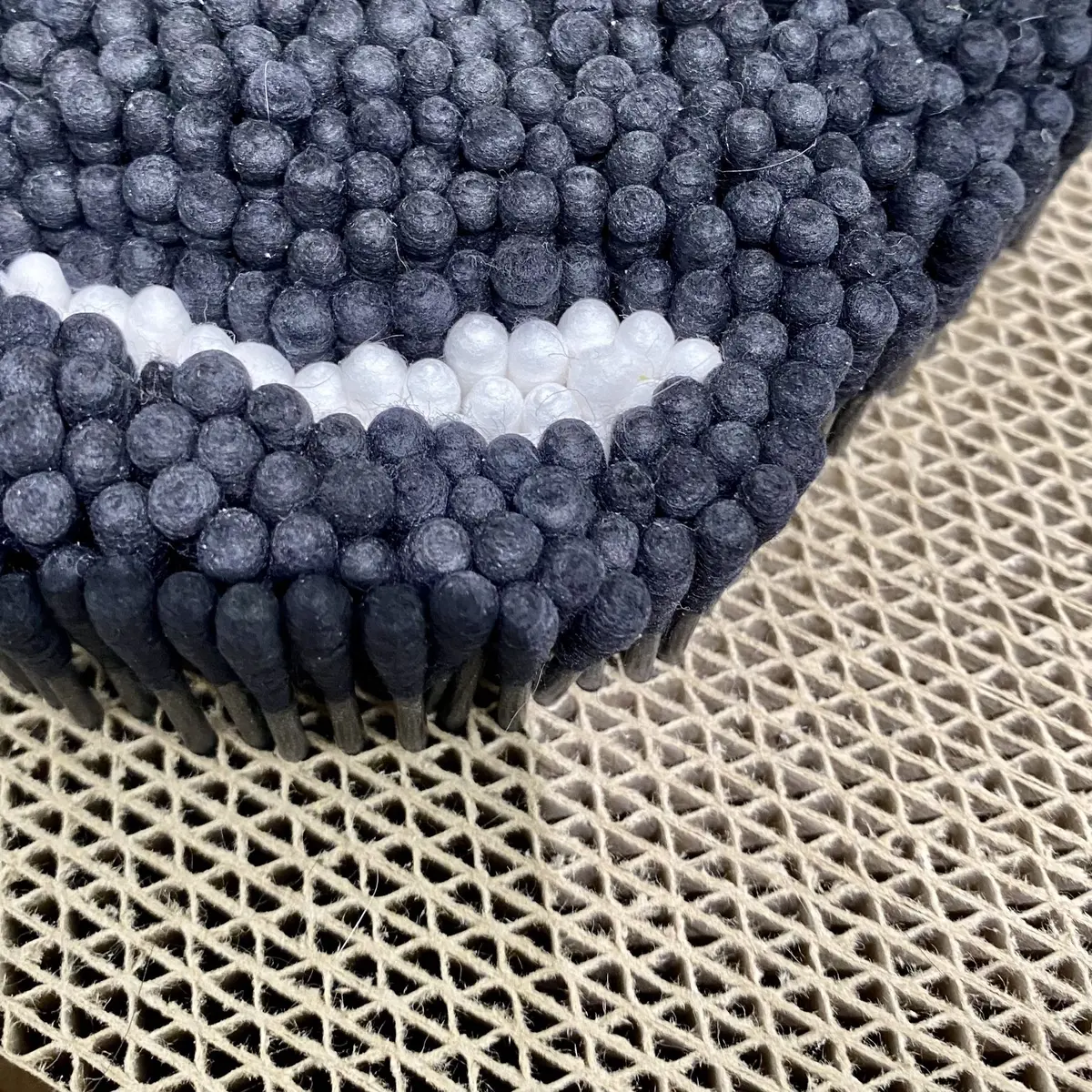 猫の爪研ぎ段ボールの穴に綿棒を刺してアートに！