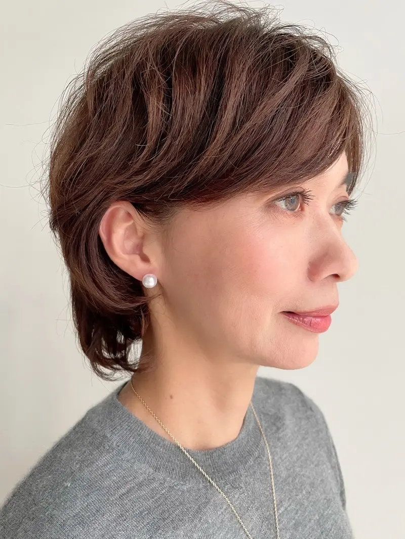 50代の耳もとがキラリ華やぐ！ショートヘの画像_5