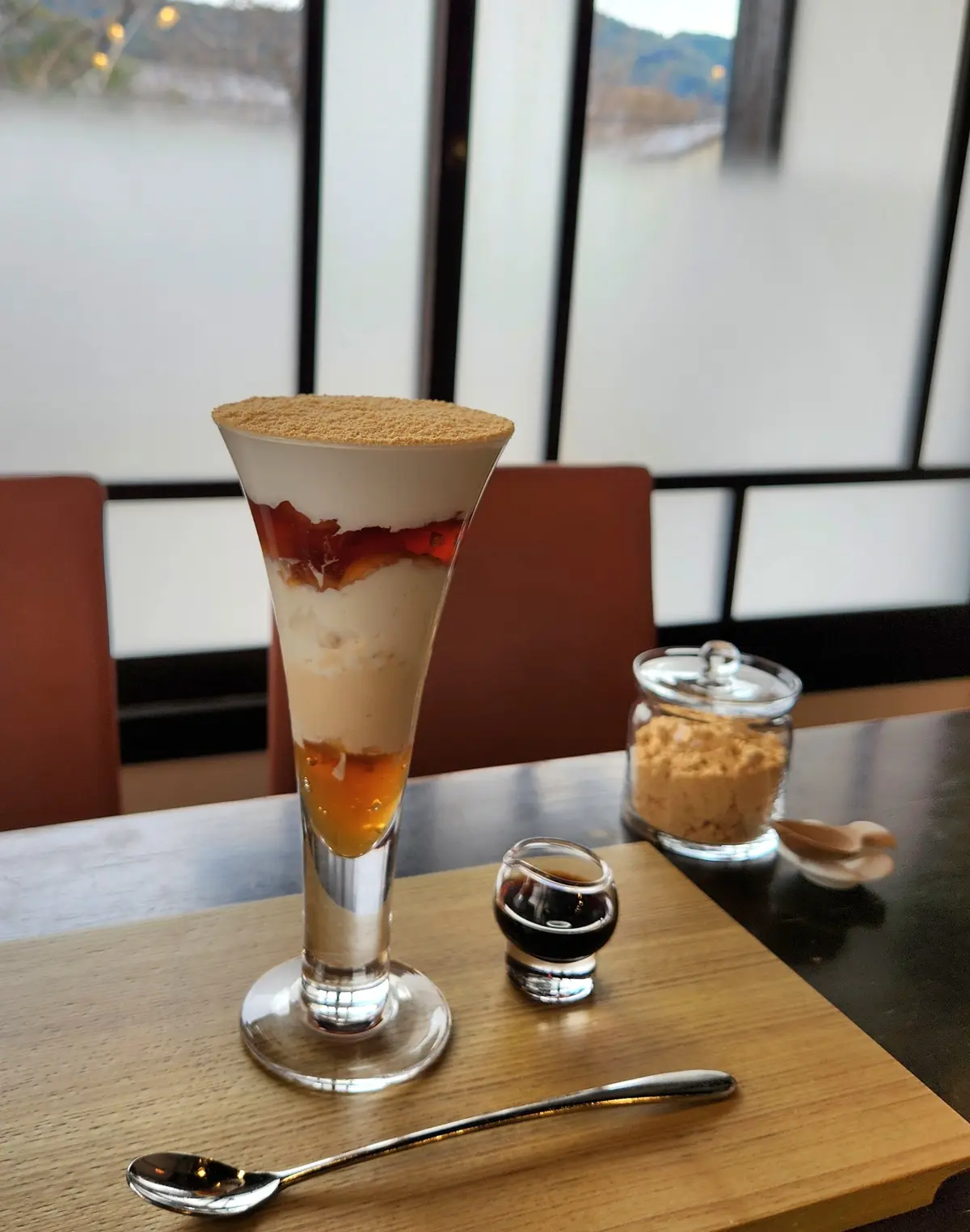 パフェの撮影にはどのお席に座るかも重要なのです。