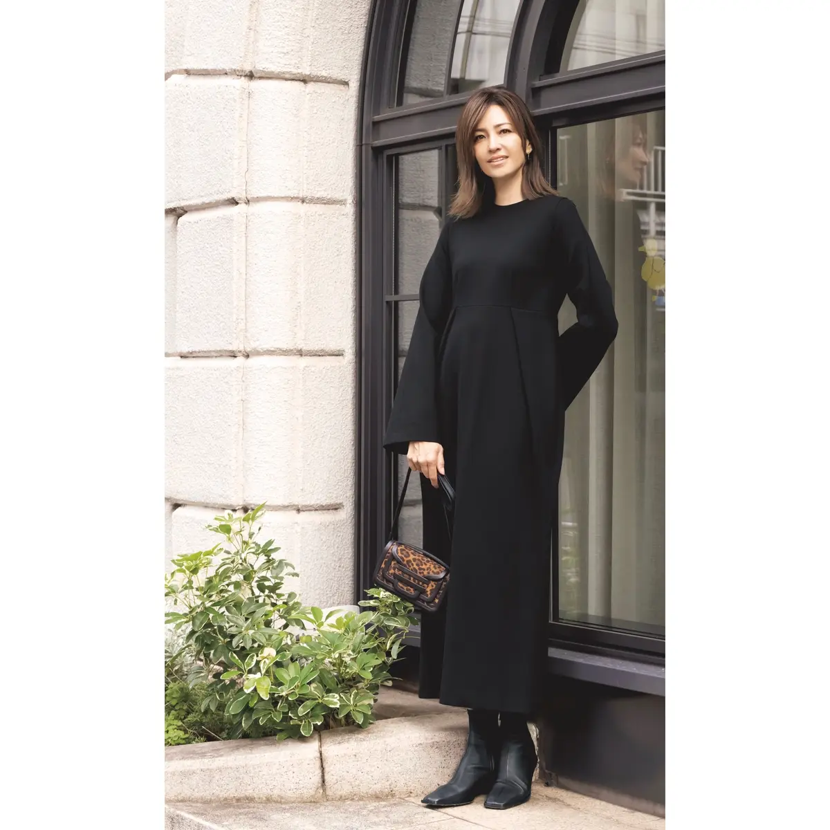 黒ウエストタック入りワンピースのコーデ　モデル・RINA