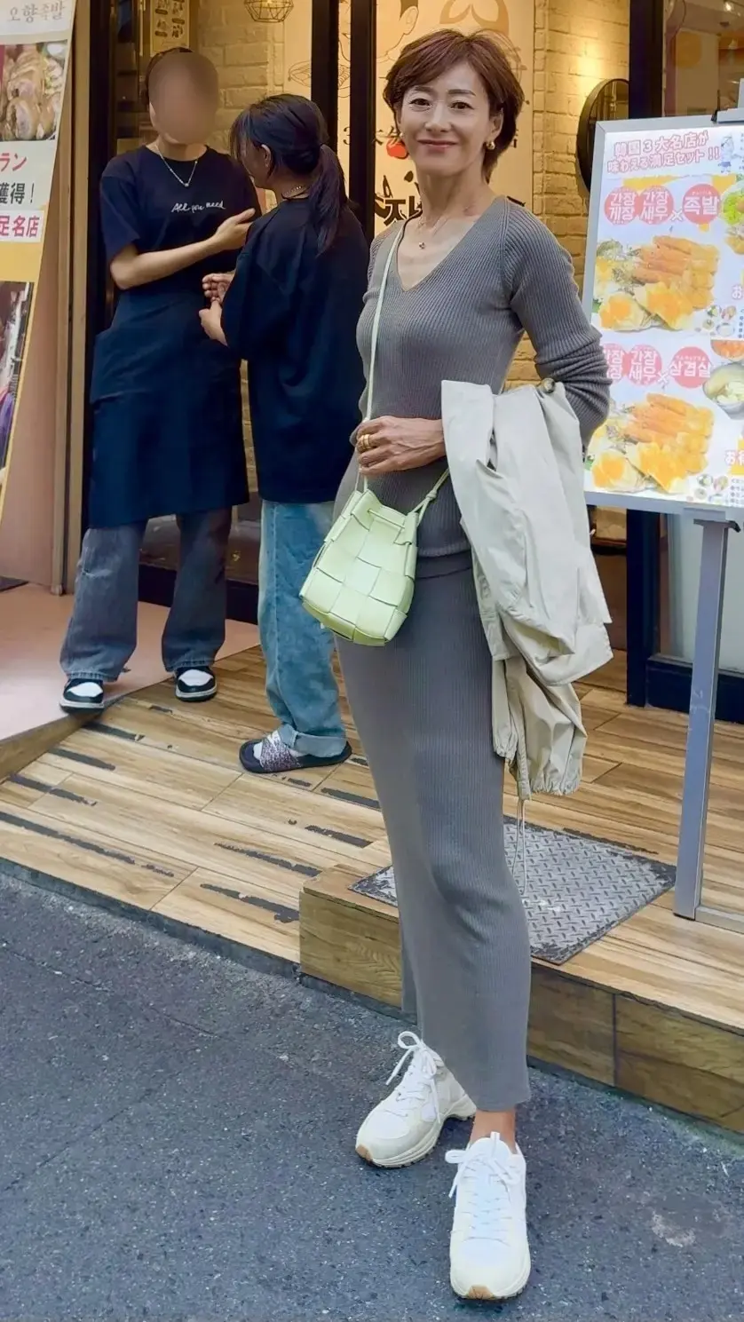 コーデの主役は春色バッグ！スカートとパンツで魅せる2wayお出かけスタイル