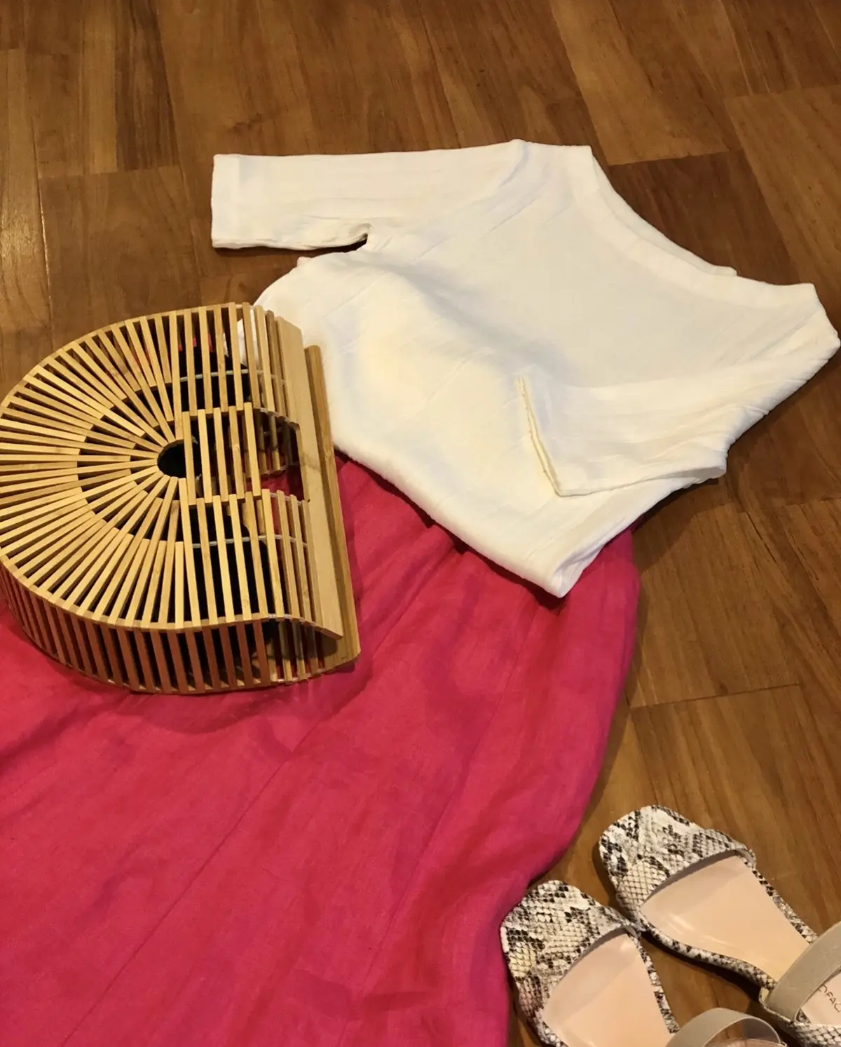 ショッキングピンクのロングスカートにホワイトのカットソー