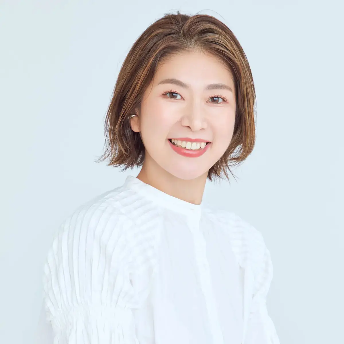 白髪のカモフラージュに効く最適解カラー「グレージュ」の効果とは？【50代髪型・ヘアスタイル】