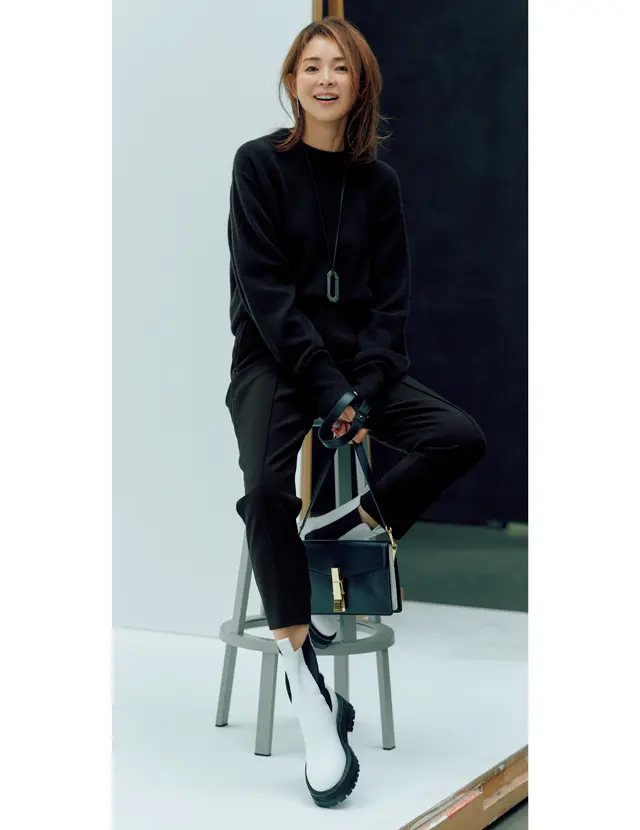 【50代ニット＋パンツコーデテク】オールブラック×白ブーツでモダンな抜け感が生まれる！