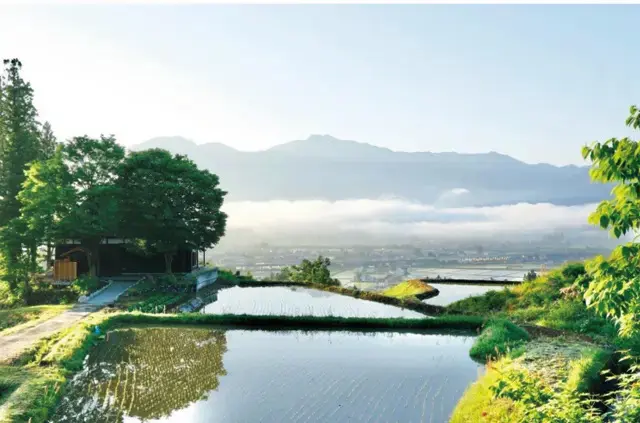 一面に棚田が広がる丘に立つ、築150年の庄屋を改築した一軒家「IZUMI」