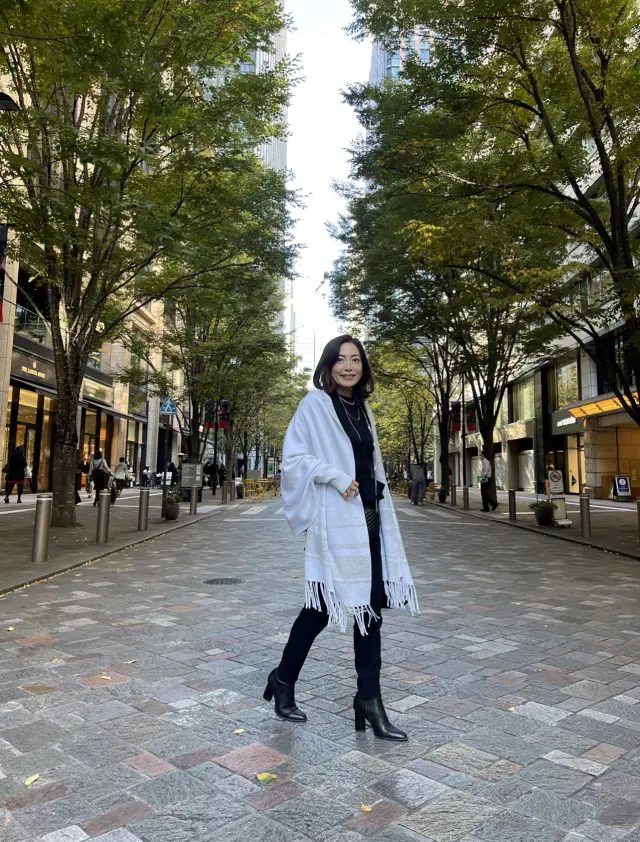 ブラックパンツコーデでランチデートの画像_4