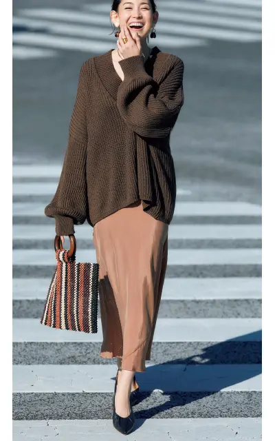 ほんのりモード感のある足もとでドレッシーなボトムを今の顔に