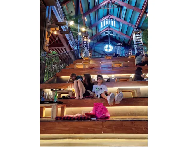 韓国にはおしゃれでユニークなカフェがたくさんあります。ここはクールな階段が座席なの。