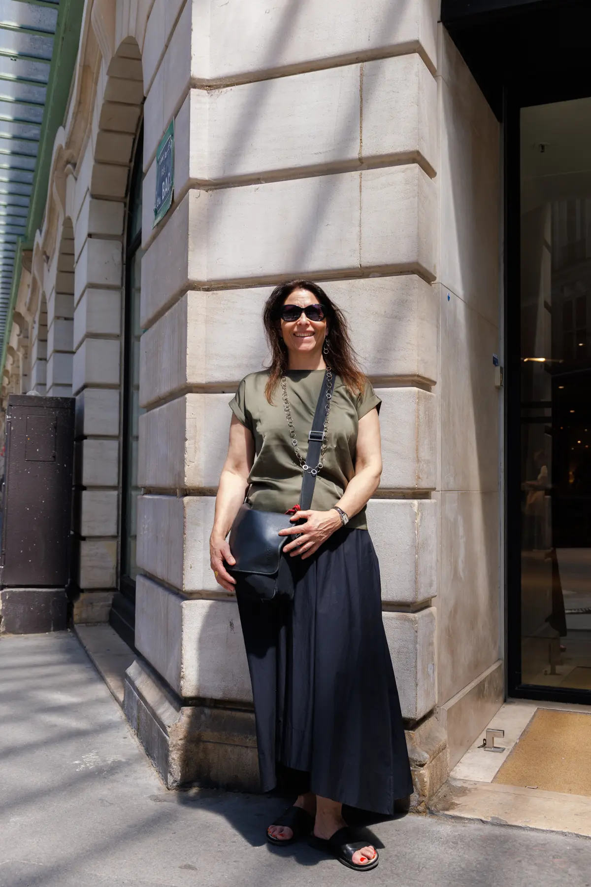 黒スカートがカーキトップスとお似合いのクリスティーナのスタイル