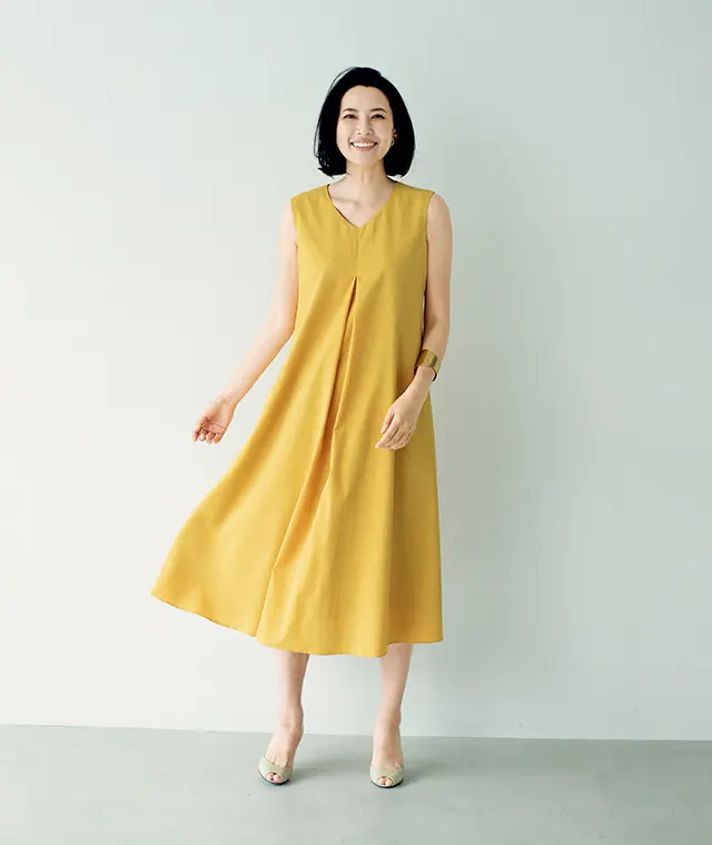 涼やかに揺れるAラインのワンピースはきれい色で華やかに