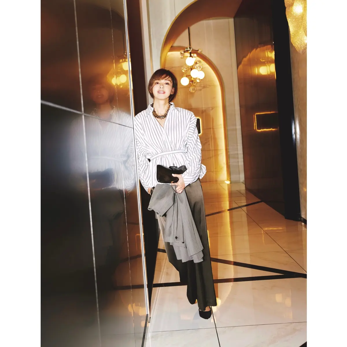 白×グレーのストライプシャツにグレーパンツを合わせたコーディネート　モデル・SHIHO