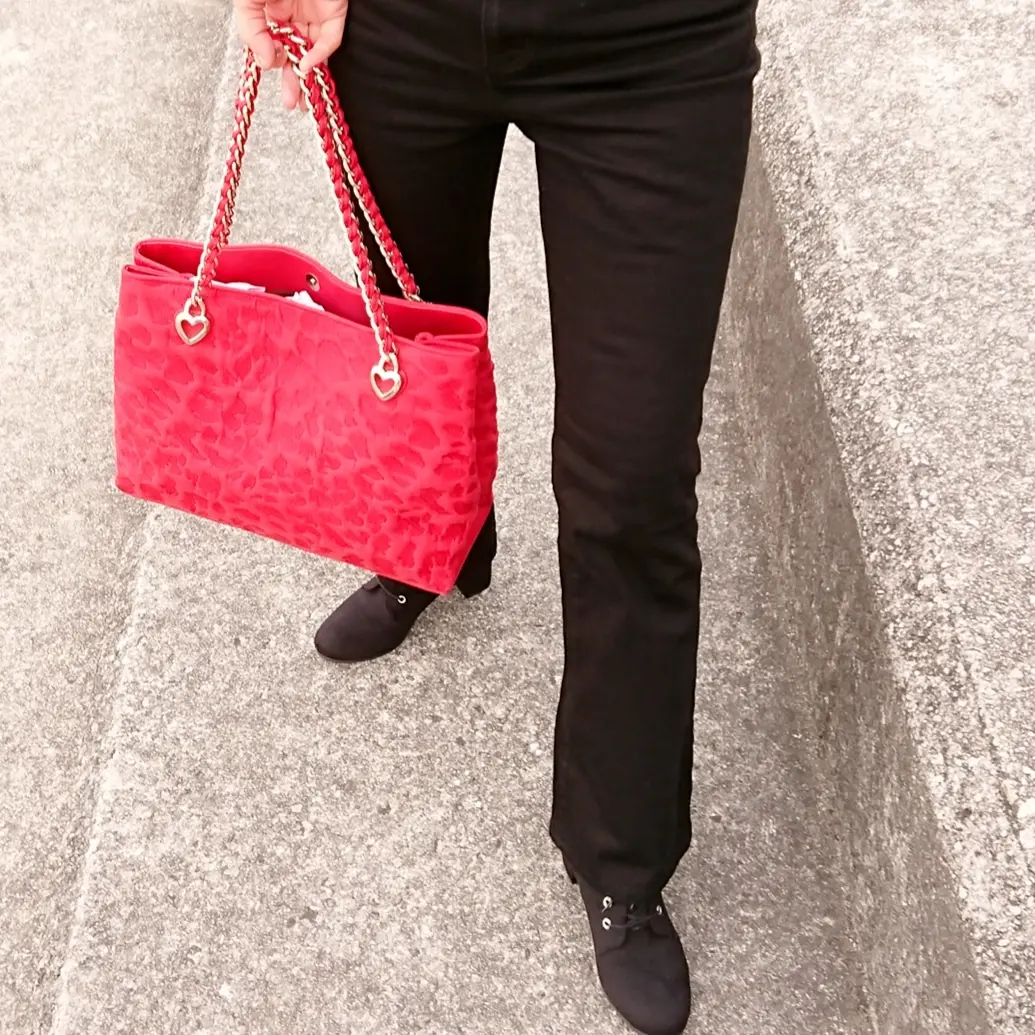 黒いパンツ  赤いバッグ