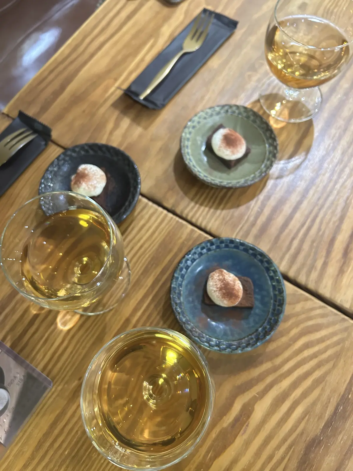 予約の出来ないもつ焼きの店。ファッションの画像_4