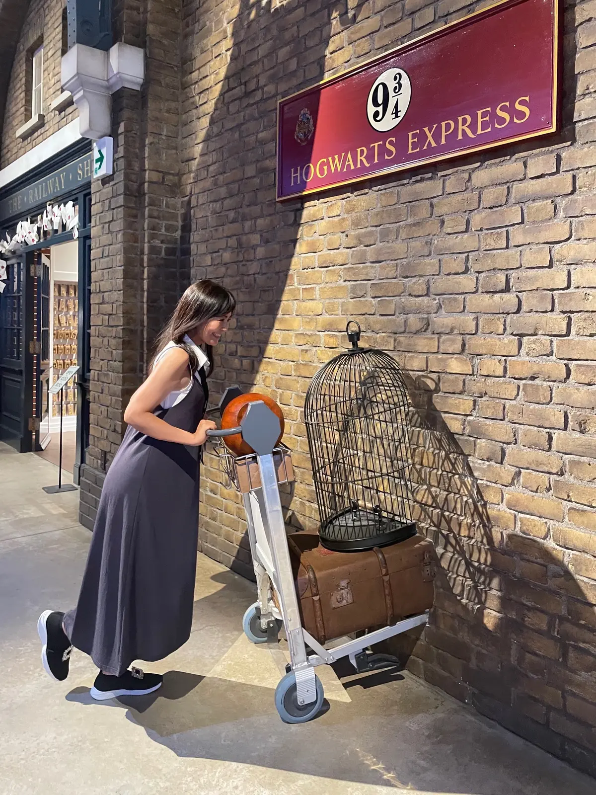 ロンドン、キングス・クロス駅、入り口、ハリーポッター入り口、9と4分の3番線、魔法の世界、ハリーコーデ、可愛いハリーポッターコーデ、大人のハリポタコーデ、ハリポタ、ハリポタコーデ、可愛いハリポタコーデ、可愛いハリーコーデ、dress、アーベーベー、a.v.v、shoes、Feroux、シューズ、靴、sleeveless shirt、tie、SHEIN、bag、チェベレ、¡CHÉVERE！、シャツ、ノースリーブ、ノースリーブシャツ、ホワイトシャツ、白シャツ、タイ、ネクタイ、黒タイ、ロング、セミロング、ワンカール、黒髪、美髪、焦茶ヘア、こげ茶ヘア、ロングワンピース、ロングスカート、スカート、グレースカート、カゴバッグ、バッグ、メルガドバッグ、スニーカー、フラットシューズ、ワンピース、ワンピースコーデ、ワンピ、黒ワンピ、黒ワンピース、グレー、グレーワンピ、グレーワンピース、ダークグレー、秋服コーデ、残暑コーデ、秋、秋コーデ、ワーナーブラザース、スタジオツアー東京、ワーナーブラザーススタジオツアー東京、 メイキング・オブ・ハリー・ポッター、ワーナー ブラザース スタジオツアー東京メイキング・オブ・ハリー・ポッター、ハリーポッター、現在期間限定、炎のゴブレット、お土産、ローブ、ロングローブ、ハリーポッターローブ、魔法使いローブ、鞄、ハリーポッターコーデ、可愛い、