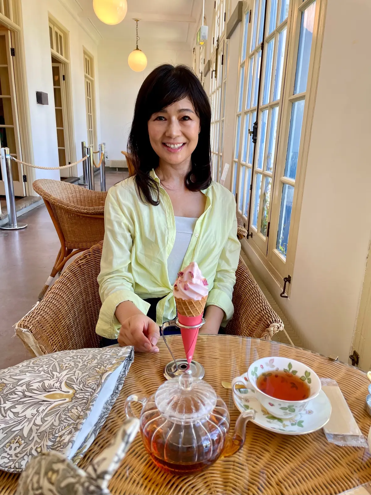 イギリス領事館、函館、北海道、イギリス領事館カフェ、テラス席、シャツ、黄緑色シャツ、羽織り、羽織りシャツ、薄手シャツ、春物、初夏、夏物、パステルグリーン、ボブ、ボブヘア、春服、夏服、夏コーデ、夏服コーデ、夏ファッション、春服コーデ、ソフトクリーム、バラソフトクリーム、ウェッジウッド、WEDGWOOD、コーヒーカップ、カップ、カップ&ソーサー、ワイルドストロベリー、ガラスのポット、ポット、私の部屋、籐の椅子、籐のテーブル、お洒落テラス席