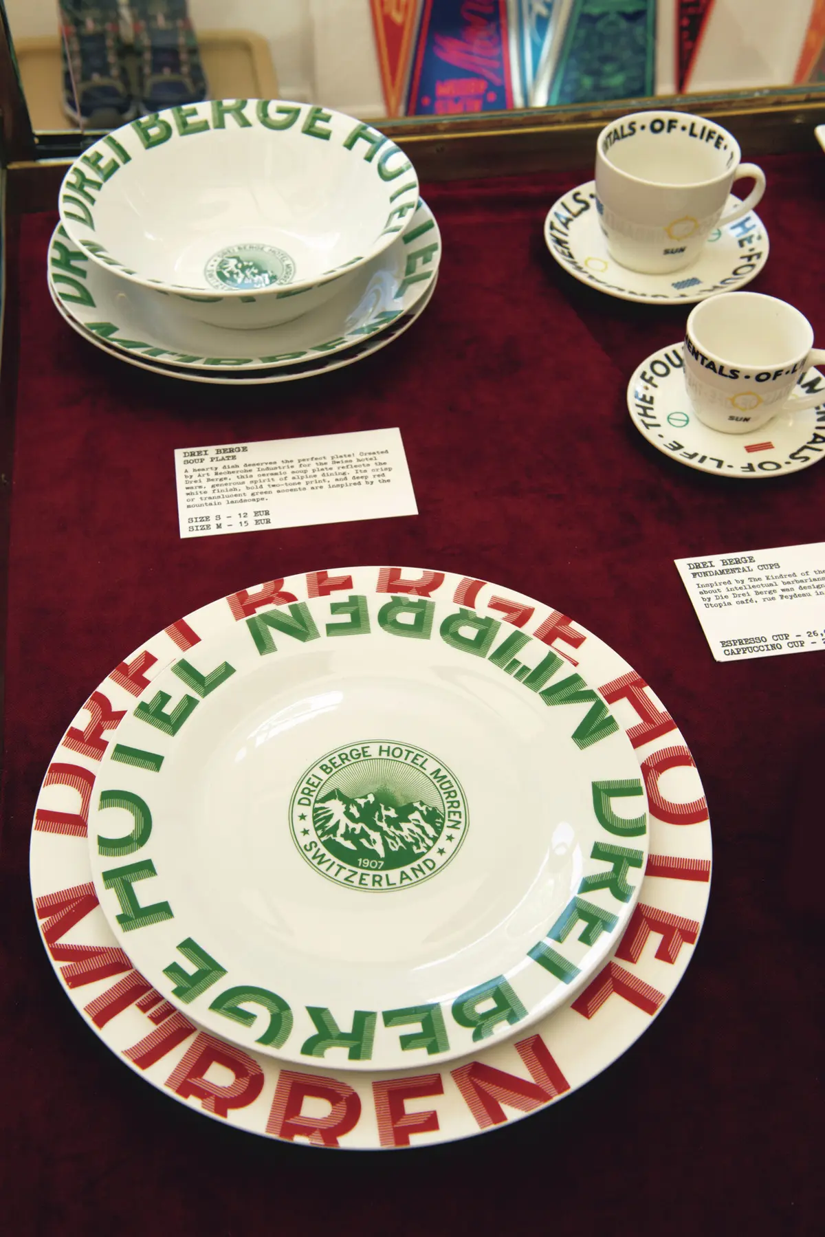 山岳ホテル「DREI BERGE」のロゴが入った食器のシリーズ
