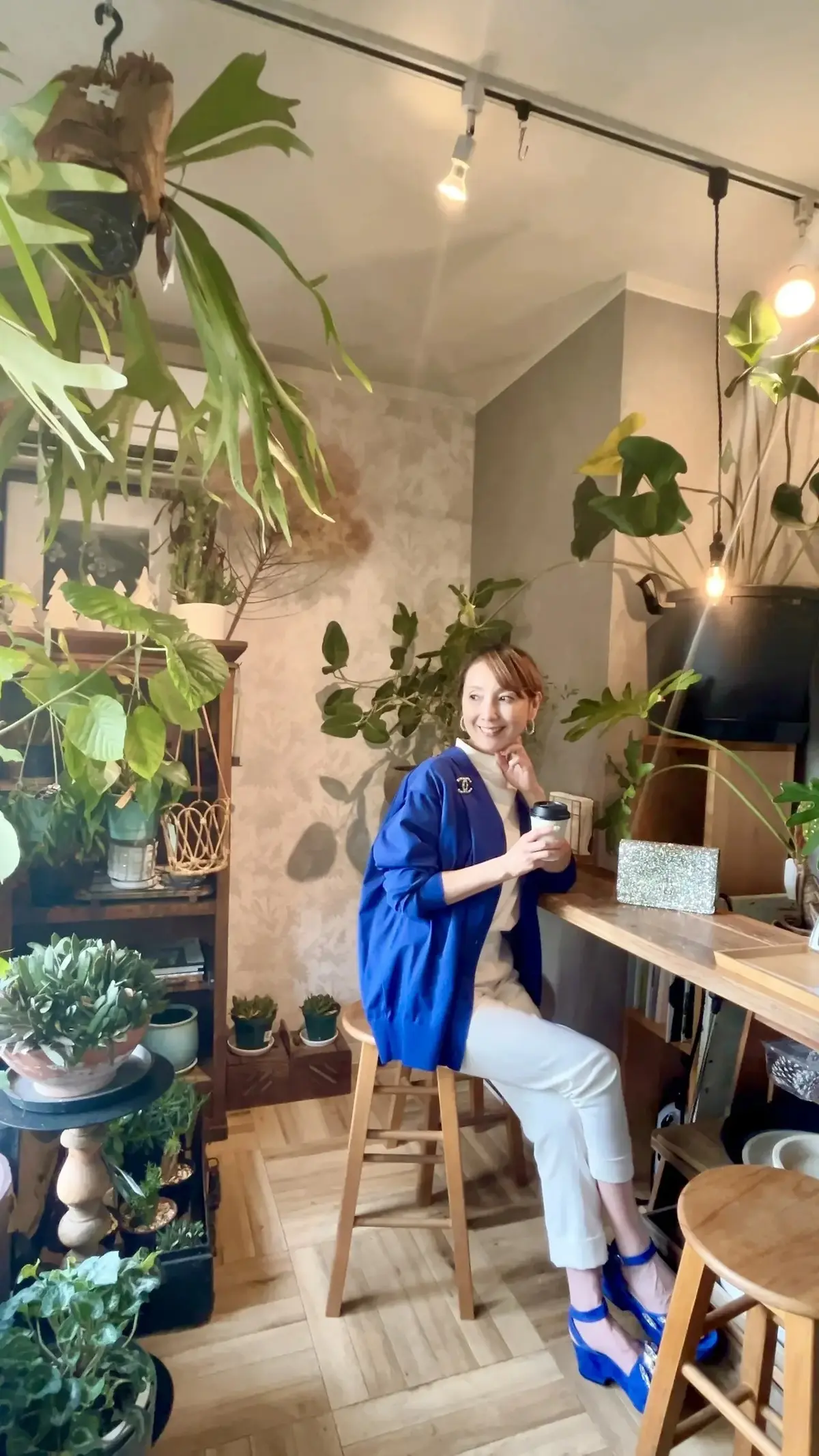 V開きで首元すっきり！E by eclat ブルーカーディガン