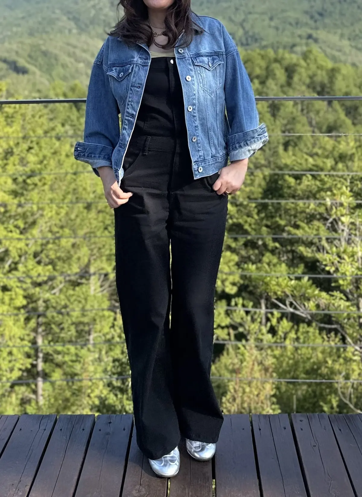 UNIQLOのデニムジャケット、GUのリボンスニーカーとサロペット