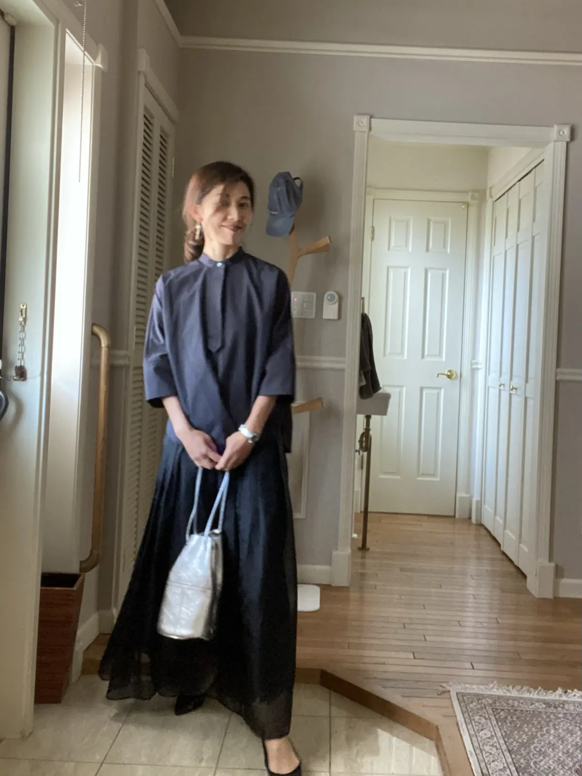 黒のバンドカラーシャツコーデの画像_4