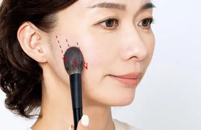 《3》マットパウダーを斜め下向きになじませる