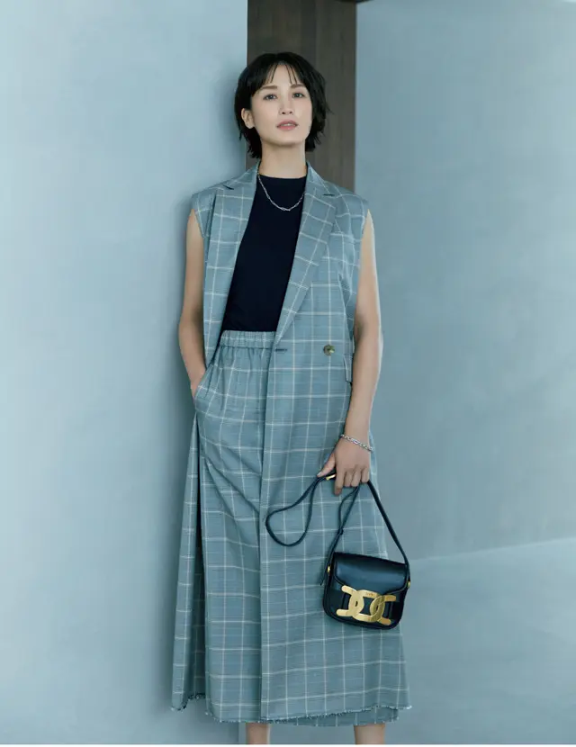 黒の引き締め力が有効。モダンなチェックスタイル