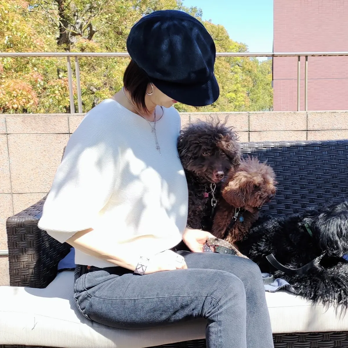 ユニクロのホワイトニットで