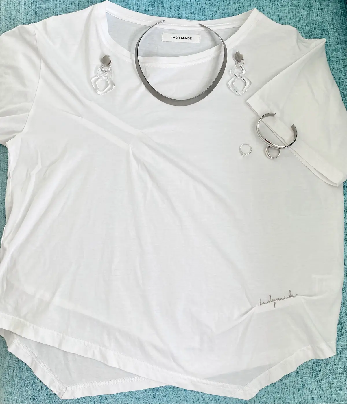 白Tに合わせたシルバー系アクセサリー