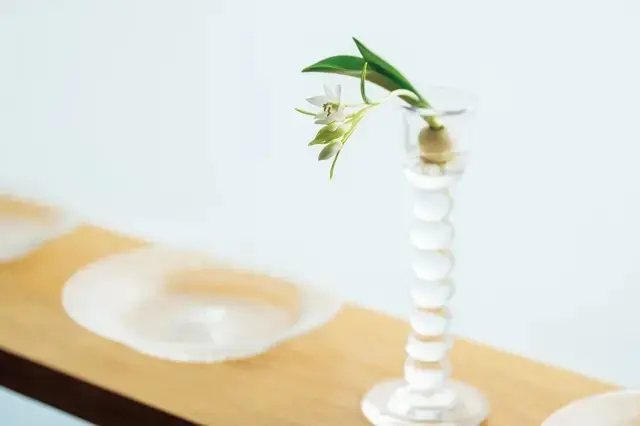 『昂 KYOTO』では洋花を選び、あるがままの姿を大事に球根ごと生けることも。キャンドルスタンドはガラス作家・鈴木玄太作