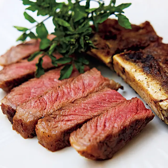 「骨付き牛ロースの網焼き」