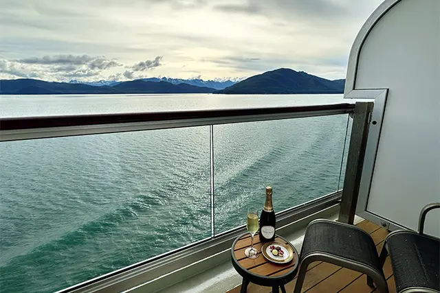 ベランダ でグラスを片手に、空や海をぼーっと 眺めるのも至福のひと時