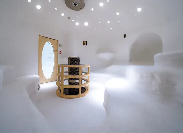 純白のサウナ室は、雪でできたかまくらのよう。