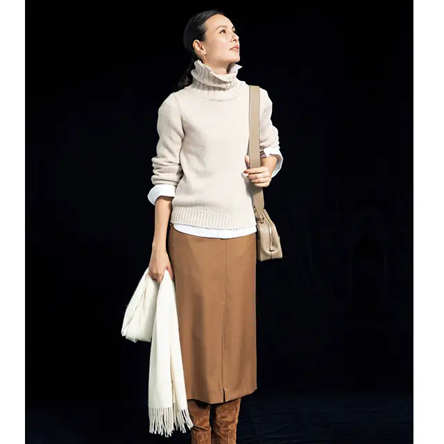 ニットのインに白シャツを仕込む