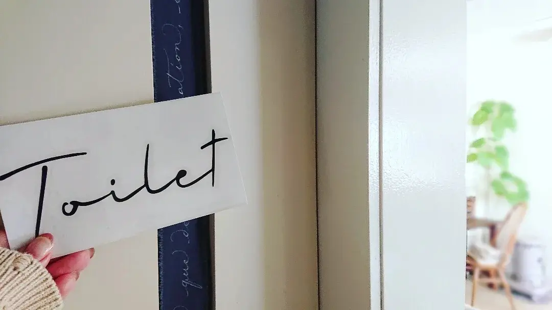 おうちのおトイレのドアに似合うかな？位置はこの辺かな？とイメージ中