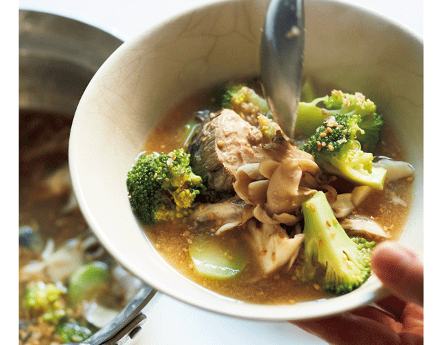 免疫力アップ、デトックスに！「ブロッコリー、舞茸、鯖缶のごま味噌汁」&「韓国風ワカメスープ」
