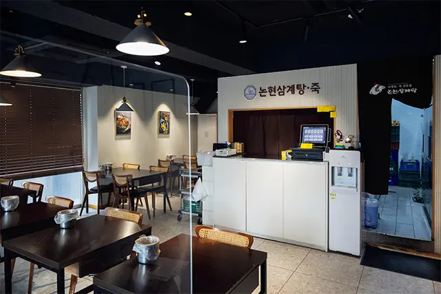 店内はひとりでも入りやすい雰囲気で、テイクアウトもOK。ハチミツやシナモンパウダーでいただく高麗人参の天ぷら（W6,000）やローストチキン（W17,000）も人気