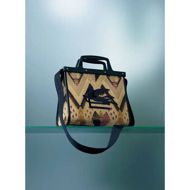 エトロのトートバッグ「アップサイクル・ラブトロッター」