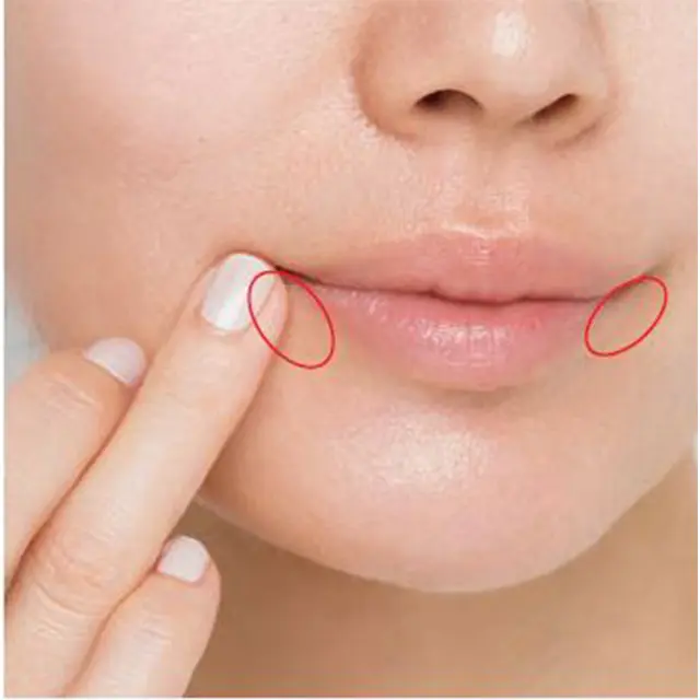 くすみやすい 口角にも トントンづけ