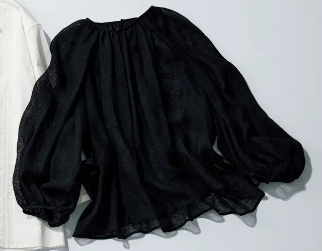 ガーゼのような風合いが柔らかな透け感を表現。