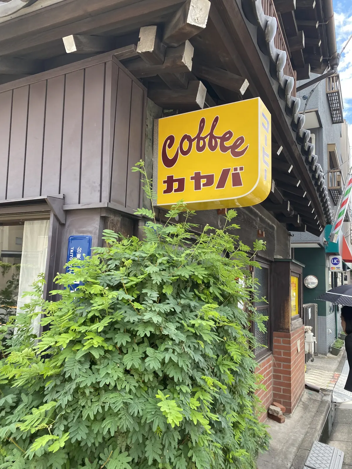 レトロな看板が印象的なカヤバ珈琲の外観