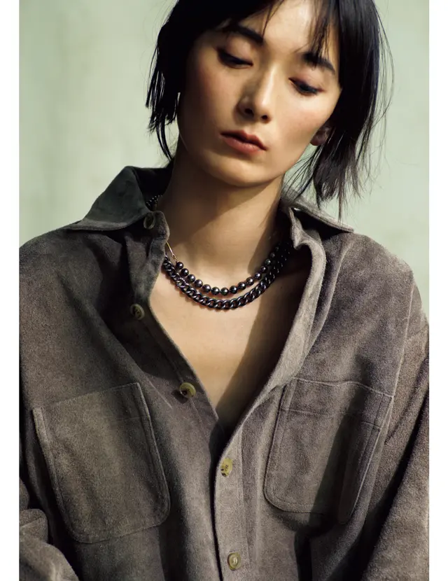 ブラックのパールとチェーンで  強さと女らしさのあるVゾーンに