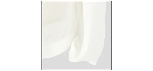 ボタンをはずしたままだとケープ風、ボタンをとめるとポンチョ風に