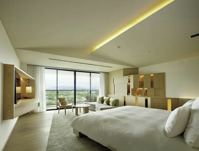 「スカイキング パークビュー」の客室。タオルはフェアトレードコットンタオル、バスアメニティはオ ーストリア産オーガニック