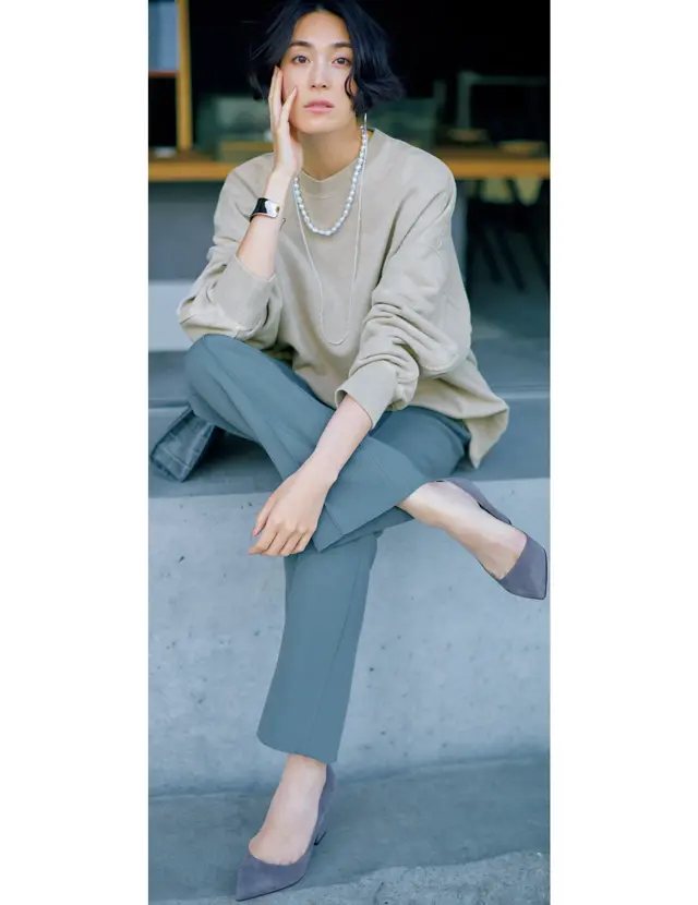 くすみ色のアイテム同士ならワンツーコーデもこんなに品よく